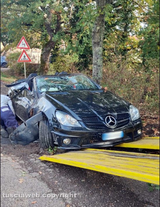 Acquapendente - Auto si cappotta sulla Onanese