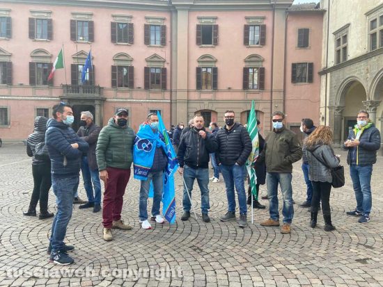 Viterbo - I lavoratori di Aquilanti in sciopero davanti alla prefettura