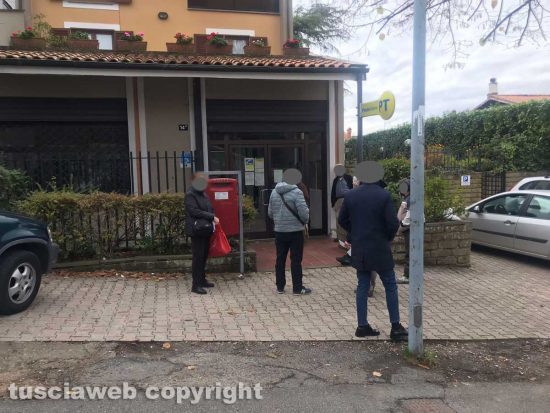San Martino al Cimino - La fila fuori l'ufficio postale