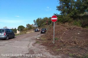 La strada per il punto di raccolta dell'immondizia al Belcolle