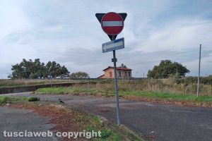 La strada per il punto di raccolta dell'immondizia al Belcolle