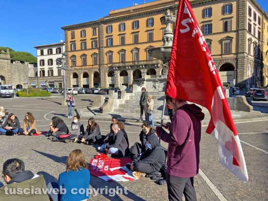 Rete degli studenti a piazza della Rocca