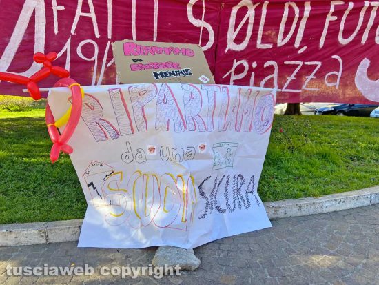 Rete degli studenti a piazza della Rocca