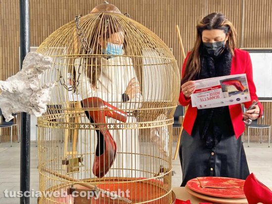 Viterbo - L'iniziativa “Scarpette rosse in ceramica e altre testimonianze d’arte”