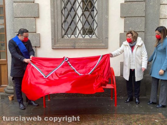 Viterbo - La panchina rossa inaugurata in Provincia
