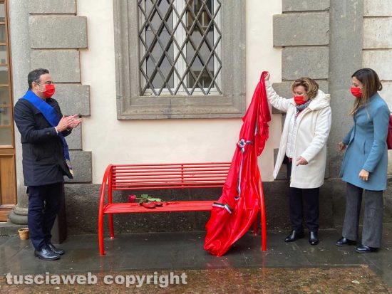 Viterbo - La panchina rossa inaugurata in Provincia