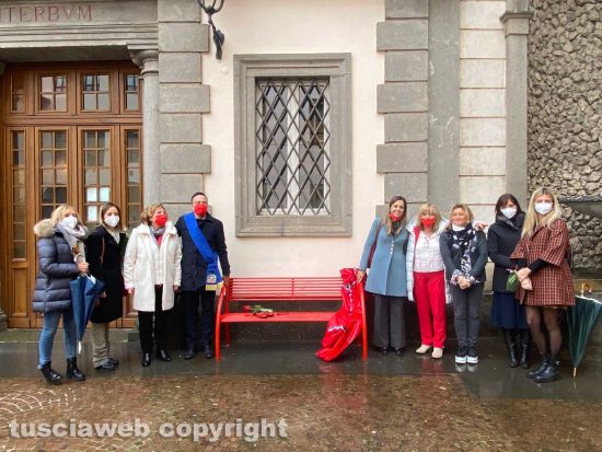 Viterbo - La panchina rossa inaugurata in Provincia