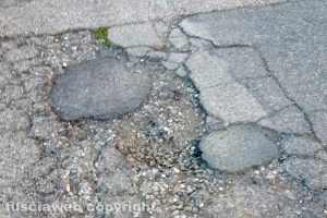 Viterbo - Buche in via Giuseppe Ricci