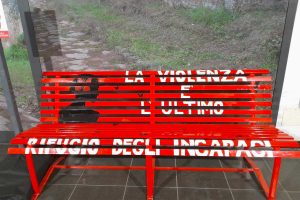 Fabrica di Roma - Panchine e monumenti si accendono di rosso per dire "Stop alla violenza sulle donne"