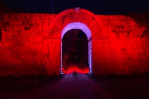 Fabrica di Roma - Panchine e monumenti si accendono di rosso per dire "Stop alla violenza sulle donne"