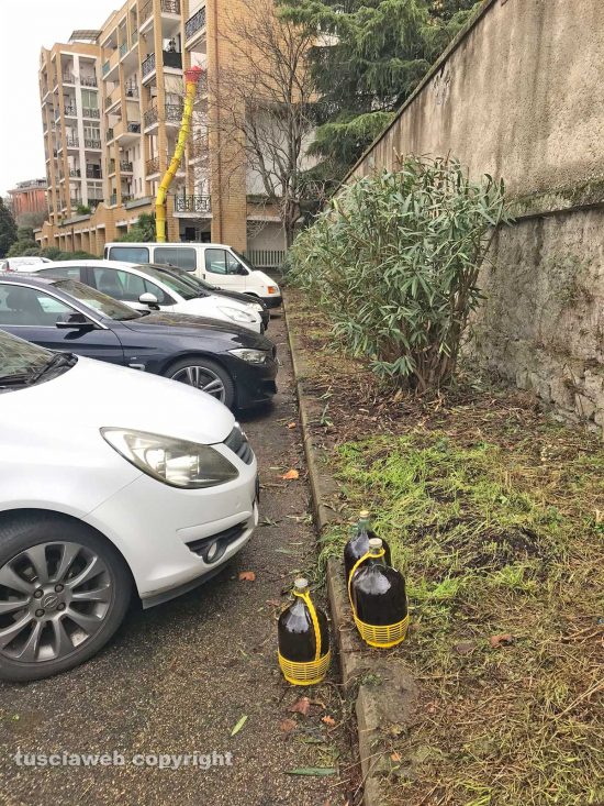 Viterbo - Olio esausto abbandonato sotto casa