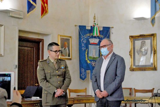 Nepi - Il Responsabile del Nucleo di Viterbo del Corpo militare CRI e il Sindaco di Nepi Franco Vita