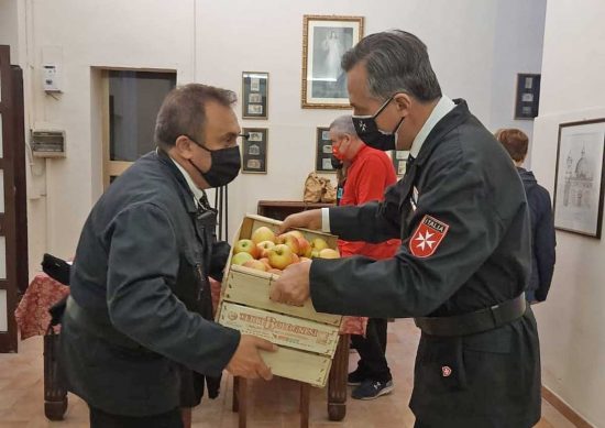 La consegna degli alimenti da parte dell'Ordine di Malta