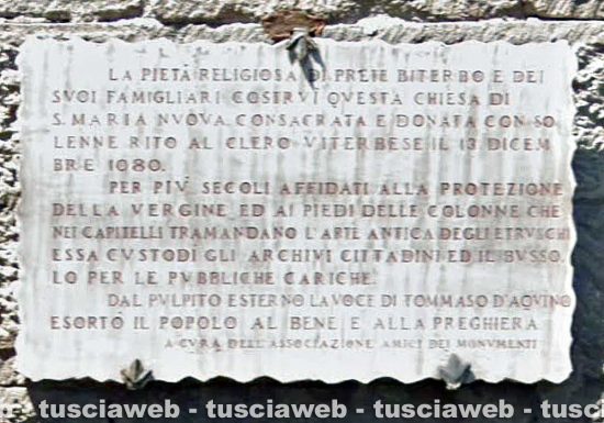 La lapide sulla facciata delle chiesa di Santa Maria nuova che ricorda che dal pulpito predicò san Tommaso d'Aquino