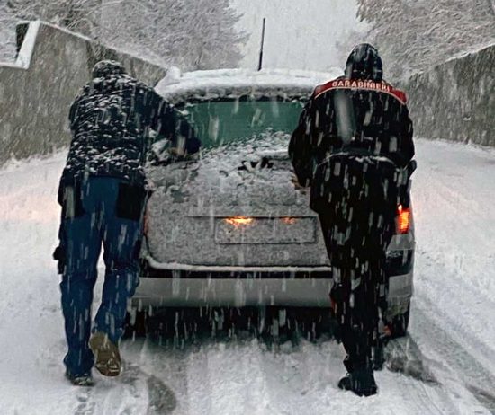 Castel Viscardo - Macchina bloccata nella neve - L'intervento dei carabinieri