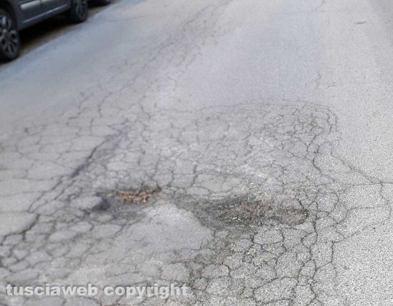 Viterbo - Asfalto dissestato a via Monte Grappa