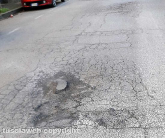 Viterbo - Asfalto dissestato a via Monte Grappa
