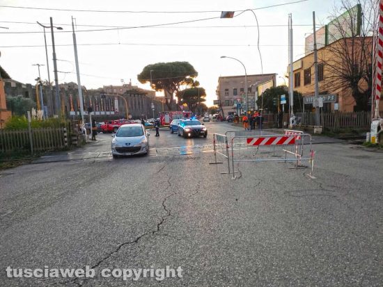 Viterbo - Fili tranciati al passaggio a livello 