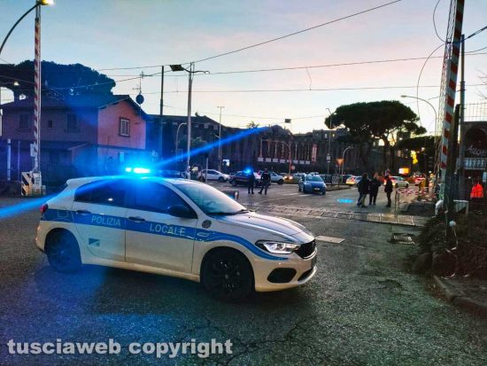 Viterbo - Fili tranciati al passaggio a livello 