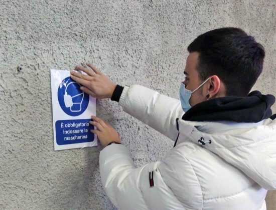 Montefiascone - Gli studenti del "Dalla Chiesa" al centro vaccinale "Le Guardie"
