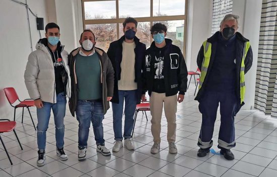 Montefiascone - Gli studenti e i professori del "Dalla Chiesa" al centro vaccinale "Le Guardie" insieme all'Asvom 