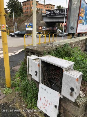 Viterbo - Il pilastrino dell'Enel in via Capocci all'altezza del sottopasso