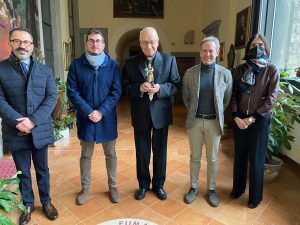 Viterbo - Consegna statuina presepe al vescovo