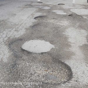 Viterbo - Buche al piazzale alla rotatoria vicino via Belluno