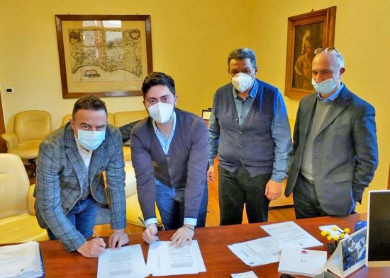 Valentano - La convenzione tra il presidente della provincia Pietro Nocchi e il sindaco Stefano Bigiotti
