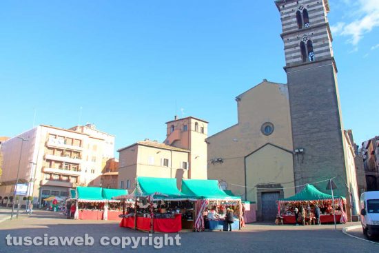 Viterbo - Il mercatino di piazza dei caduti