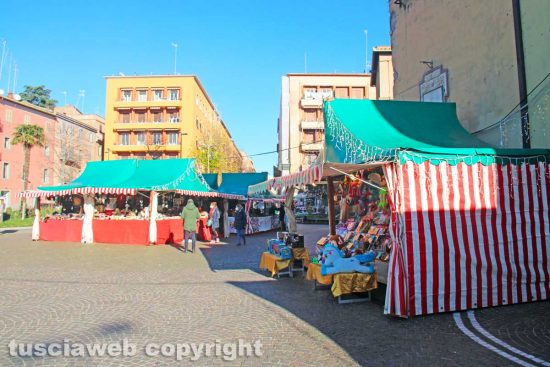 Viterbo - Il mercatino di piazza dei caduti