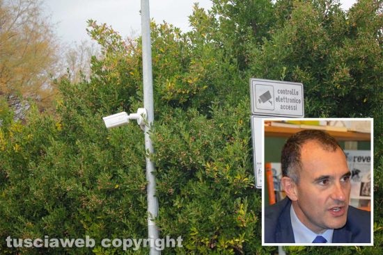Tarquinia - Una delle videocamere alle Saline e nel riquadro l'avvocato Paolo Pirani