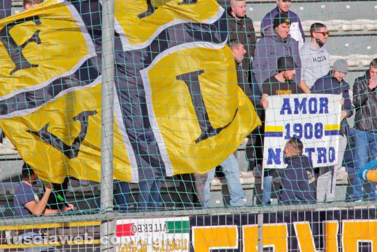 Sport - Calcio - Viterbese - I tifosi in curva