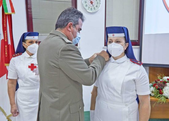 Cri - Il generale Di Stasio consegna i gradi a una neocrocerossine