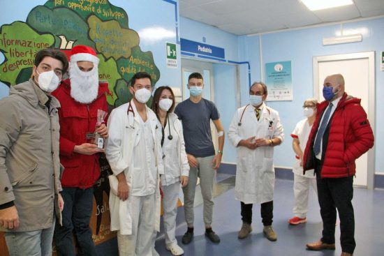 Viterbo - Rotary Club e Rotaract donano alberi di cioccolata ai piccoli pazienti del Belcolle