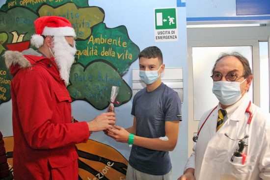Viterbo - Rotary Club e Rotaract donano alberi di cioccolata ai piccoli pazienti del Belcolle