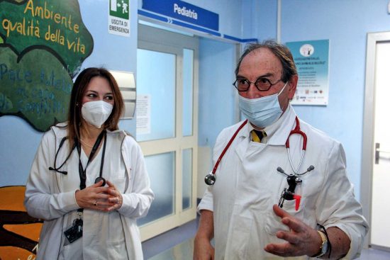 Viterbo - Rotary Club e Rotaract donano alberi di cioccolata ai piccoli pazienti del Belcolle, Barbara Cuomo, dottoressa del reparto di pediatria con il primario Giorgio Bracaglia e la dottoressa Barbara Cuomo