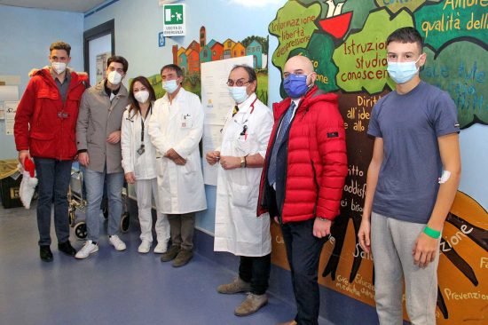 Viterbo - Rotary Club e Rotaract donano alberi di cioccolata ai piccoli pazienti del Belcolle