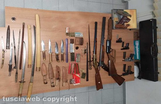 Capranica - L'arsenale di armi sequestrate dai carabinieri