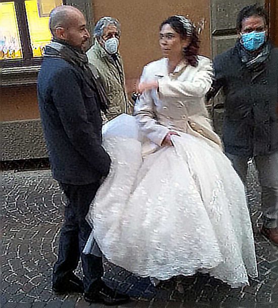 Sara Volpi col marito Daniele e il sindaco Lacchini fuori dalla provincia