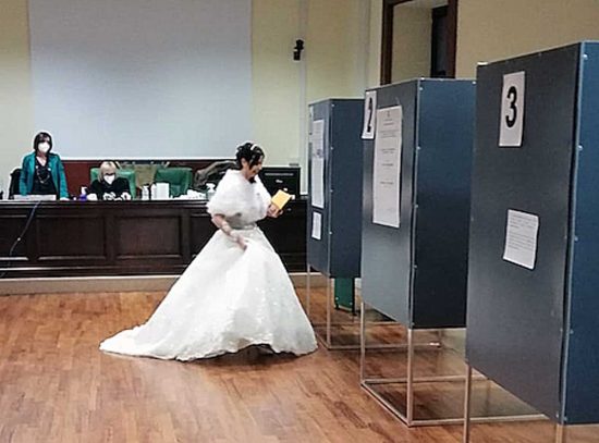 Sara Volpi al seggio in provincia