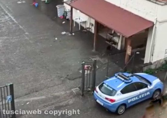 Viterbo - Omicidio di Natale - Il sopralluogo della polizia per cercare il coltello