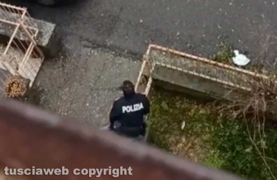 Omicidio di Natale - Il sopralluogo della polizia per cercare il coltello in via Polidori