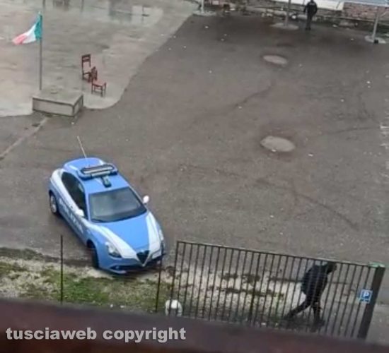 Omicidio di Natale - Il sopralluogo della polizia per cercare il coltello in via Polidori