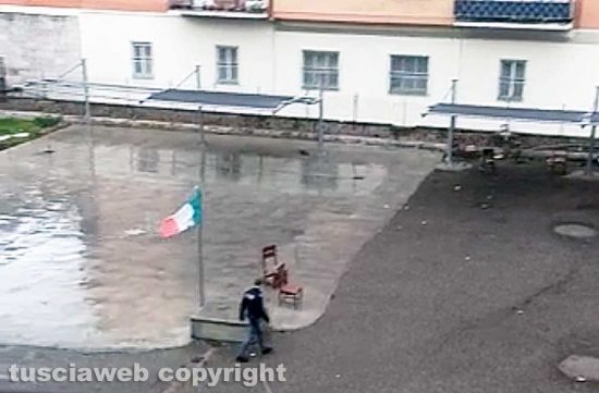 Viterbo - Omicidio di Natale - Il sopralluogo della polizia per cercare il coltello