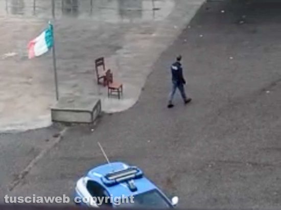 Viterbo - Omicidio di Natale - Il sopralluogo della polizia per cercare il coltello