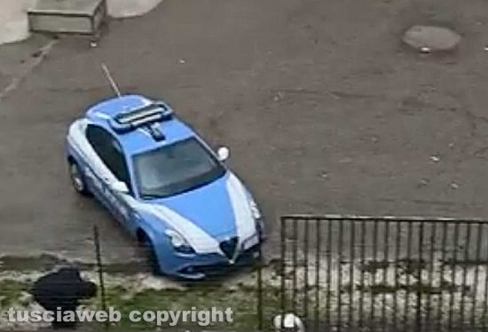 Viterbo - Omicidio di Natale - Il sopralluogo della polizia per cercare il coltello