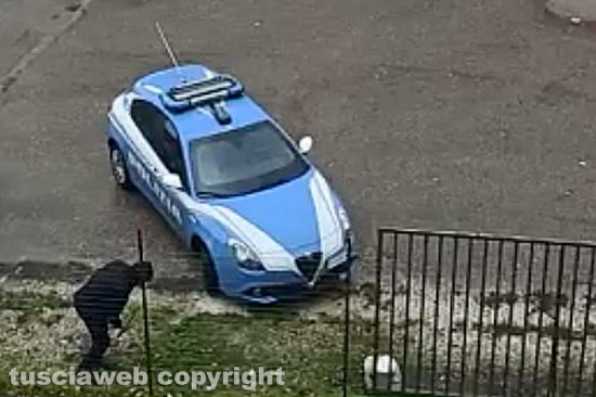 Viterbo - Omicidio di Natale - Il sopralluogo della polizia per cercare il coltello