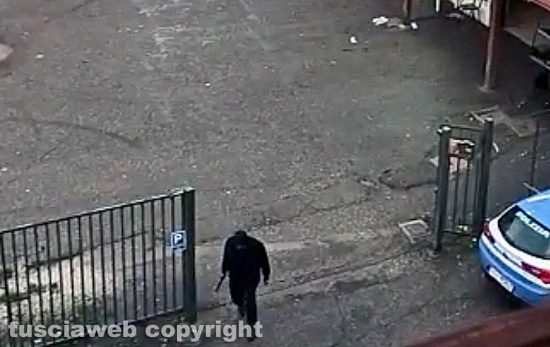 Viterbo - Omicidio di Natale - Il sopralluogo della polizia per cercare il coltello