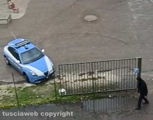 Viterbo - Omicidio di Natale - Il sopralluogo della polizia per cercare il coltello